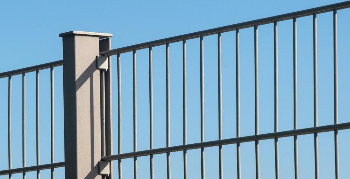 Wie werden Zaunpaneele aus Polen vor Korrosion geschützt?