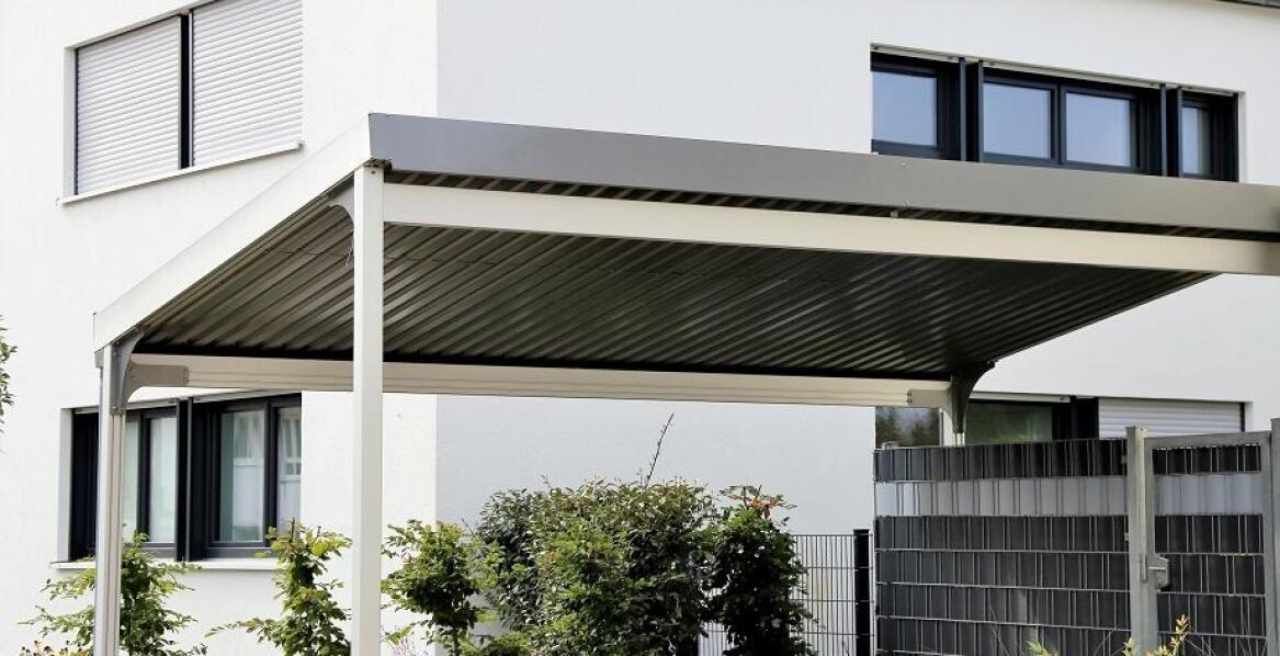 Metalowe wiaty garażowe jako inwestycja zwiększająca wartość nieruchomości