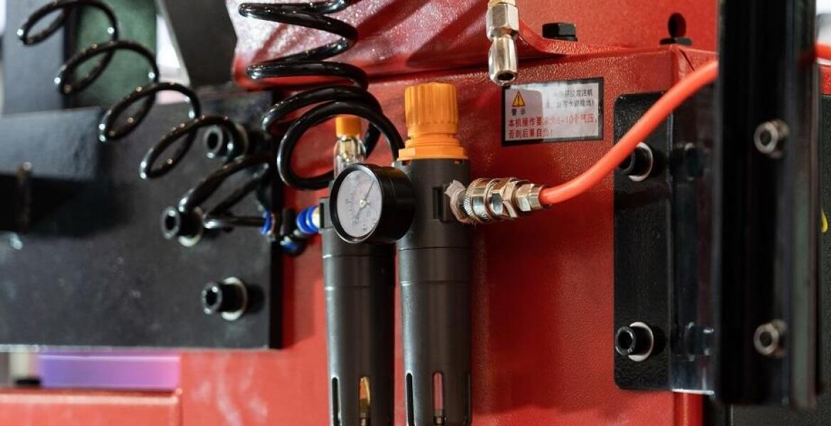 Jakie znaczenie ma rejestracja parametrów sprężonego powietrza dla jakości produkcji?