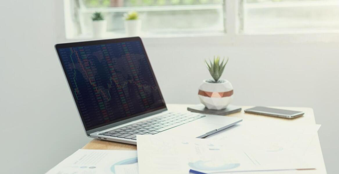 Prowadzenie ksiąg handlowych a zmiany prawne – jak być na bieżąco?