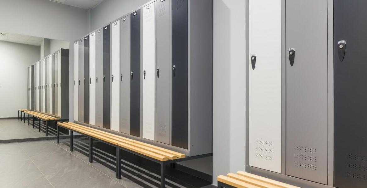 Eigenschaften moderner Fitnessmöbel: Welche Lösungen bieten Umkleideschränke mit Sitzbank?