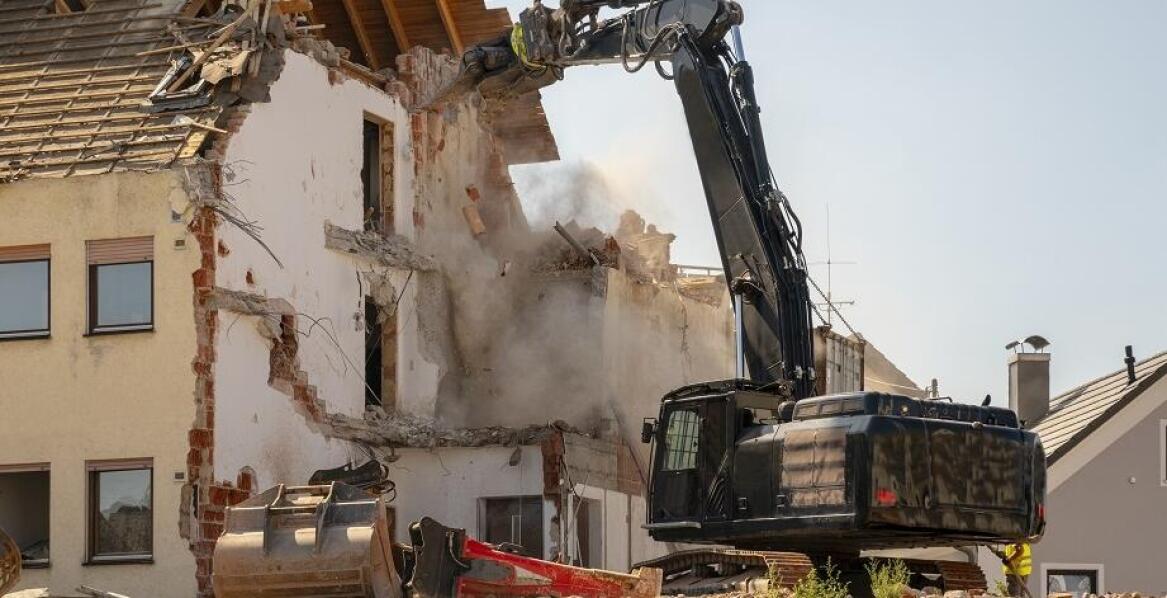 Wyburzenia a aspekty prawne: jakie są wymagania dotyczące zezwoleń i zgłoszeń?