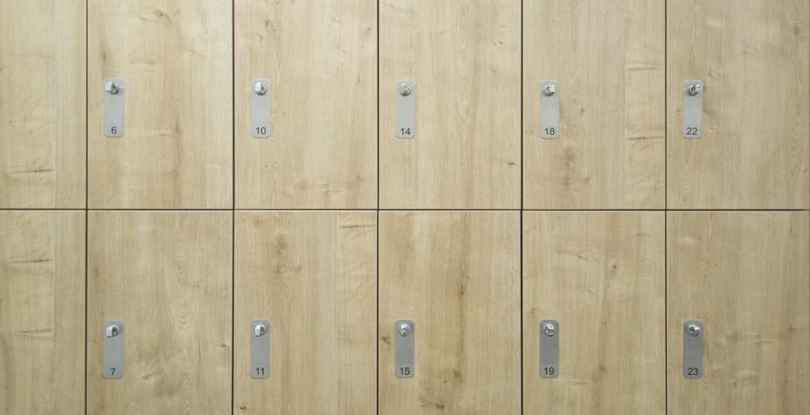 Umkleidekabinen in Sporteinrichtungen: Wie wählt man die idealen Möbel für intensive Nutzung?