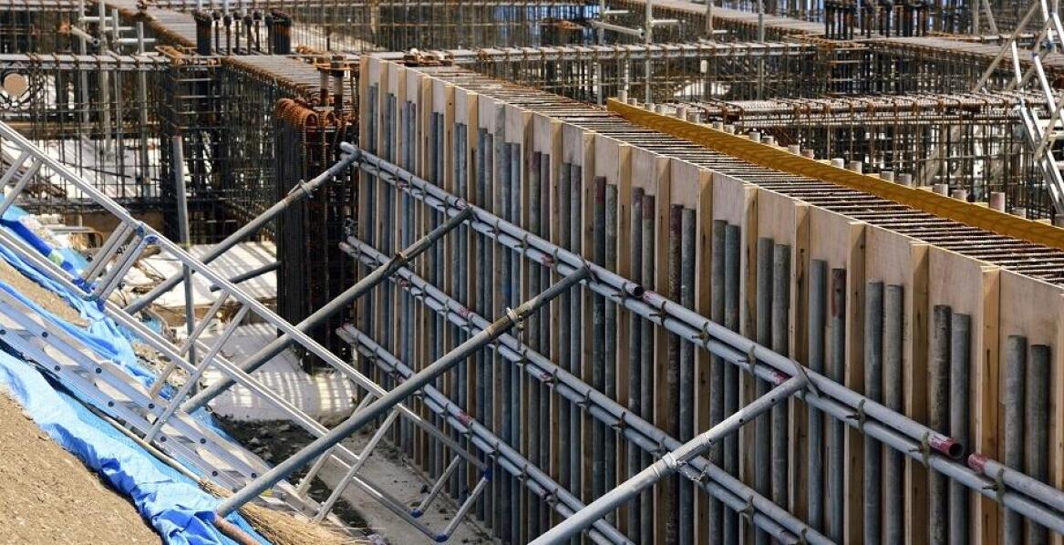 Jakie elementy systemowe oferuje wypożyczalnia szalunków dla dużych inwestycji?