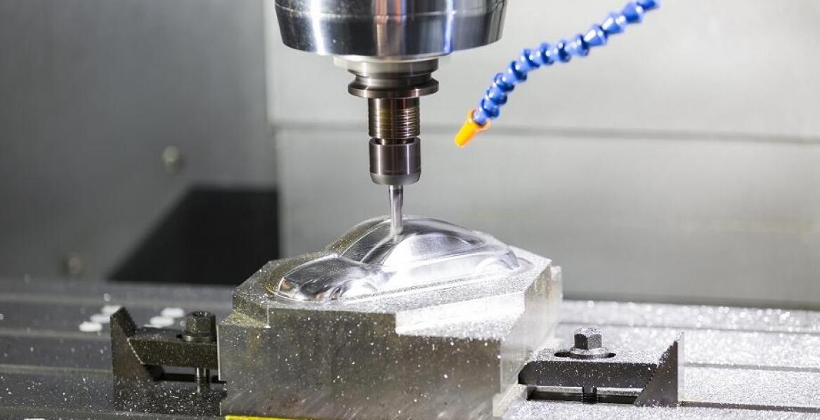 Jakie wyzwania stawia przed projektantami obróbka CNC metali?