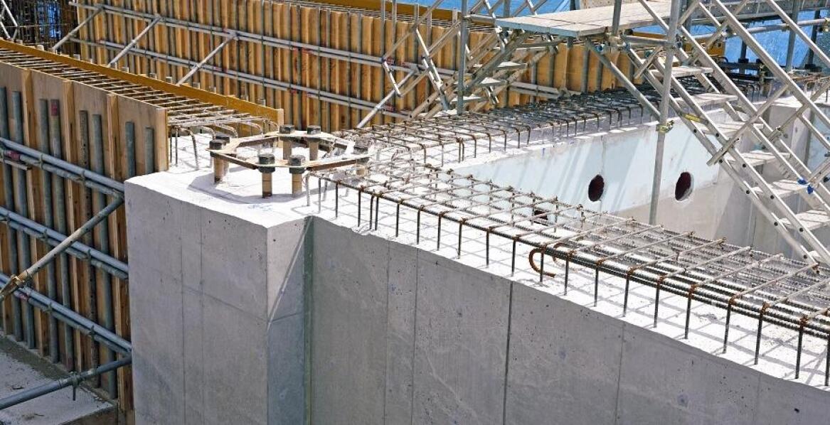 Jak wynajem płyt szalunkowych wpływa na koszty inwestycji?