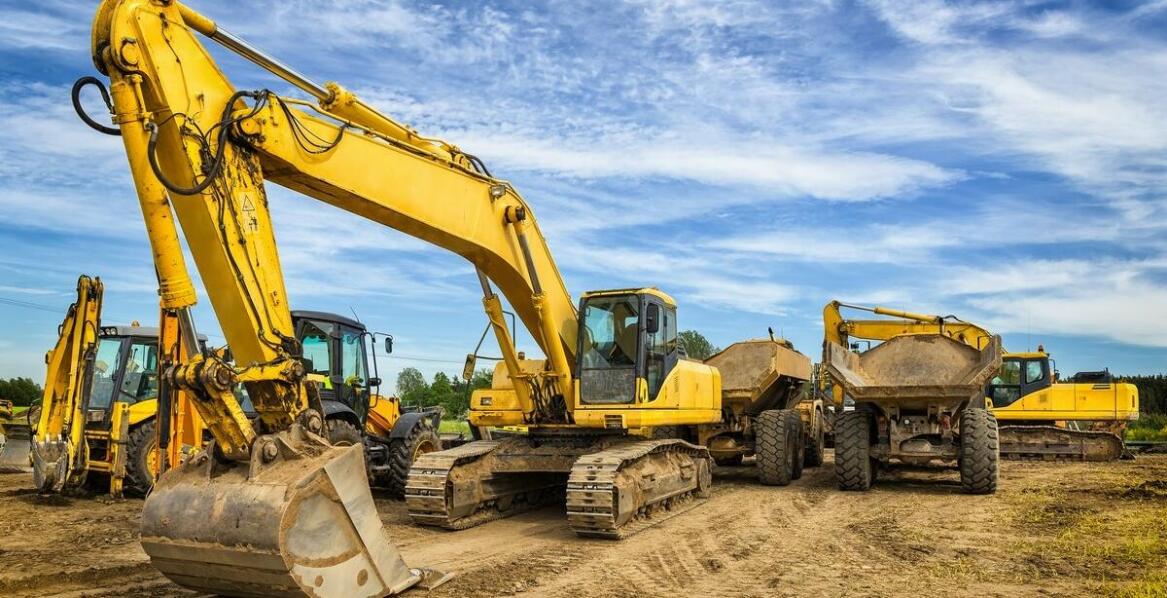 Zalety korzystania z usług transportowo-sprzętowych w budownictwie