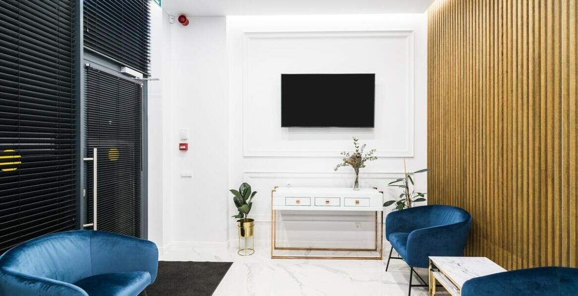 Zastosowanie liter z plexi w branży hotelarskiej i gastronomicznej