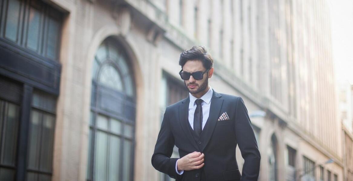 Jak modny garnitur wpływa na pewność siebie podczas ważnych wydarzeń?