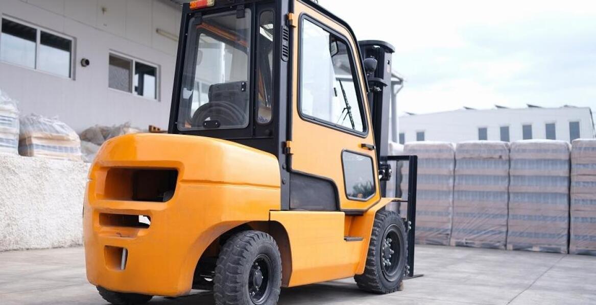 Dlaczego wynajem wózków z operatorem jest korzystny dla małych firm?