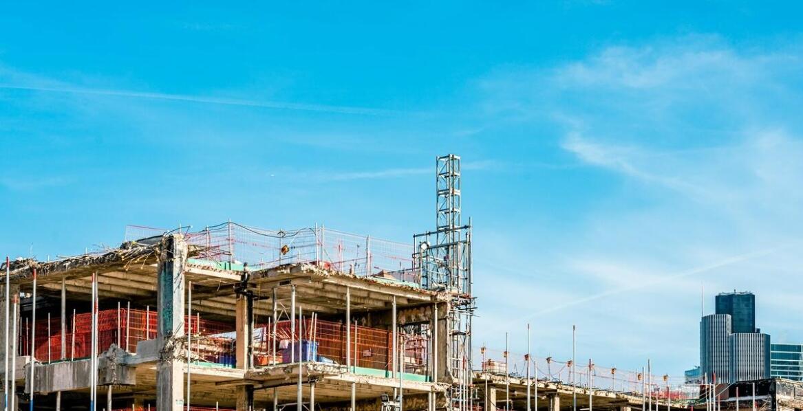 Rola podnośnika do szkła w zwiększaniu efektywności pracy na placu budowy