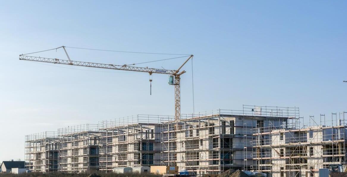 Jak wpływa wybór technologii prefabrykacji na cenę domów z keramzytu?