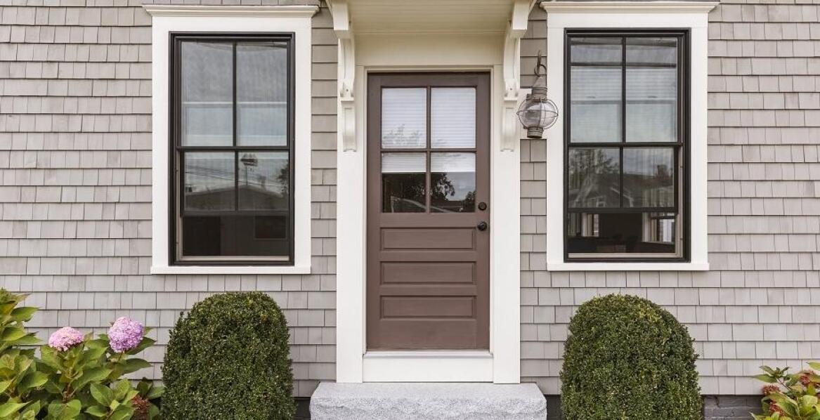 Jakie są zalety stosowania drzwi z przeszkleniami w domach jednorodzinnych?