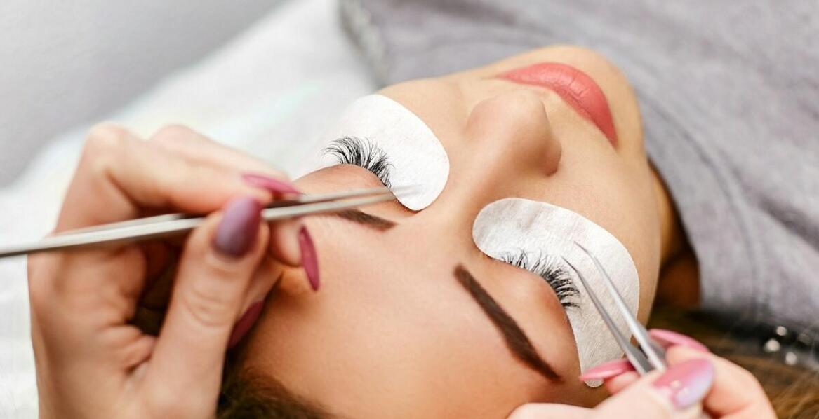 Przedłużanie rzęs w salonie – jakie efekty można uzyskać?