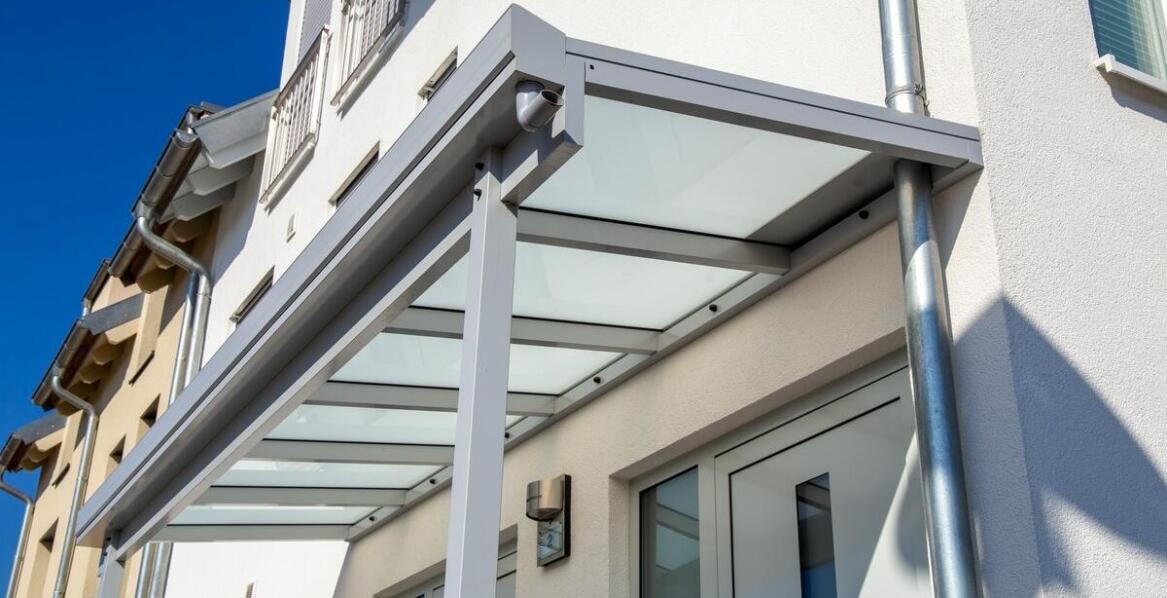 Ochrona balkonu przed warunkami atmosferycznymi dzięki daszkom na wymiar