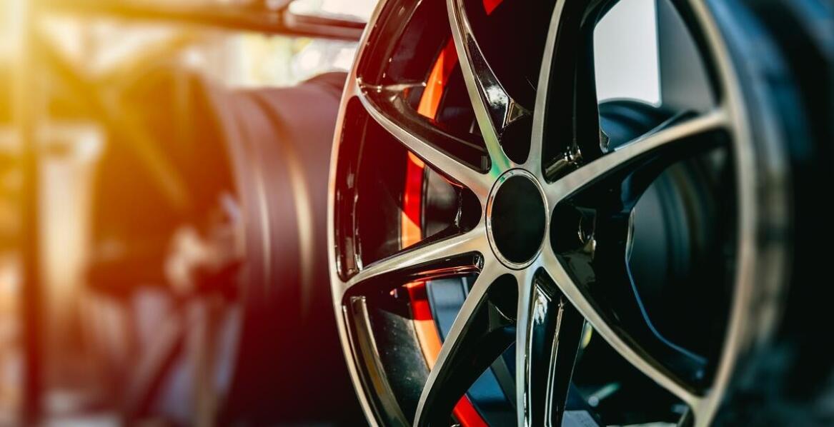 Nakładki na felgi jako sposób na odświeżenie wyglądu starszego auta