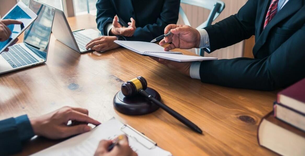 Ochrona praw człowieka w kontekście prawnym: jak może pomóc kancelaria radcy prawnego?