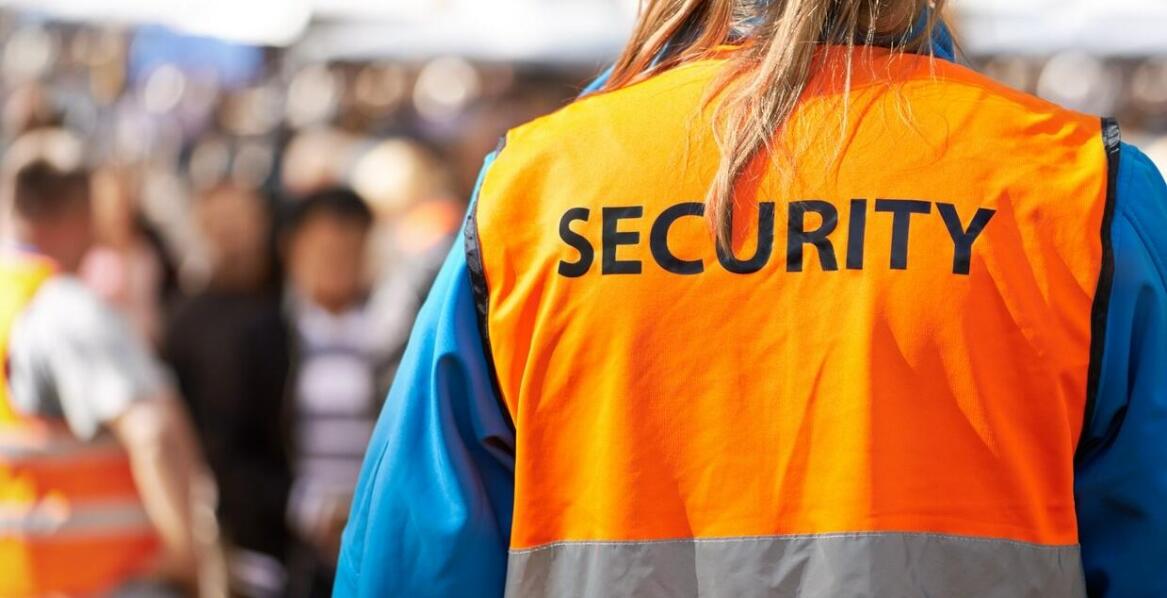 Kamizelki z logo firmy jako narzędzie budowania lojalności klientów