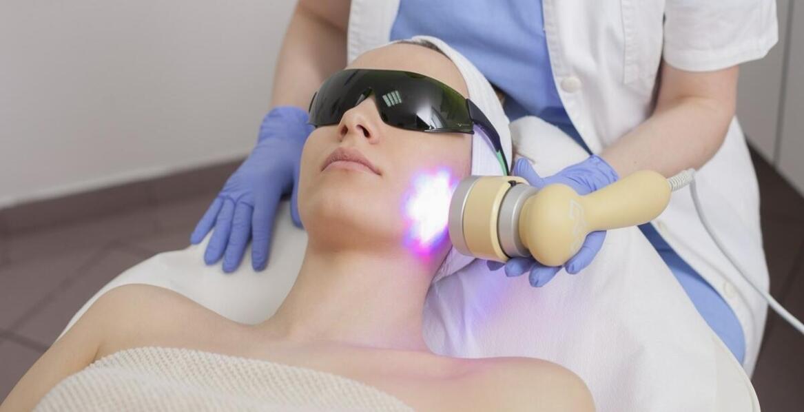 Rola laseroterapii w procesie fotoodmładzania: przegląd technologii