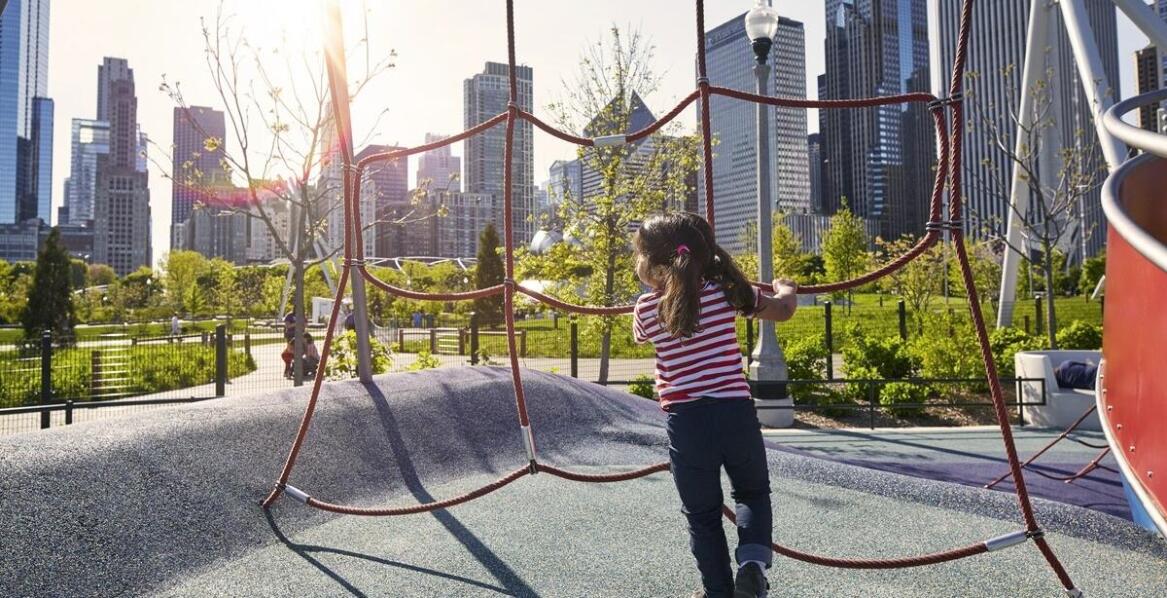 Jak czapka z daszkiem chroni dziewczynki przed słońcem?