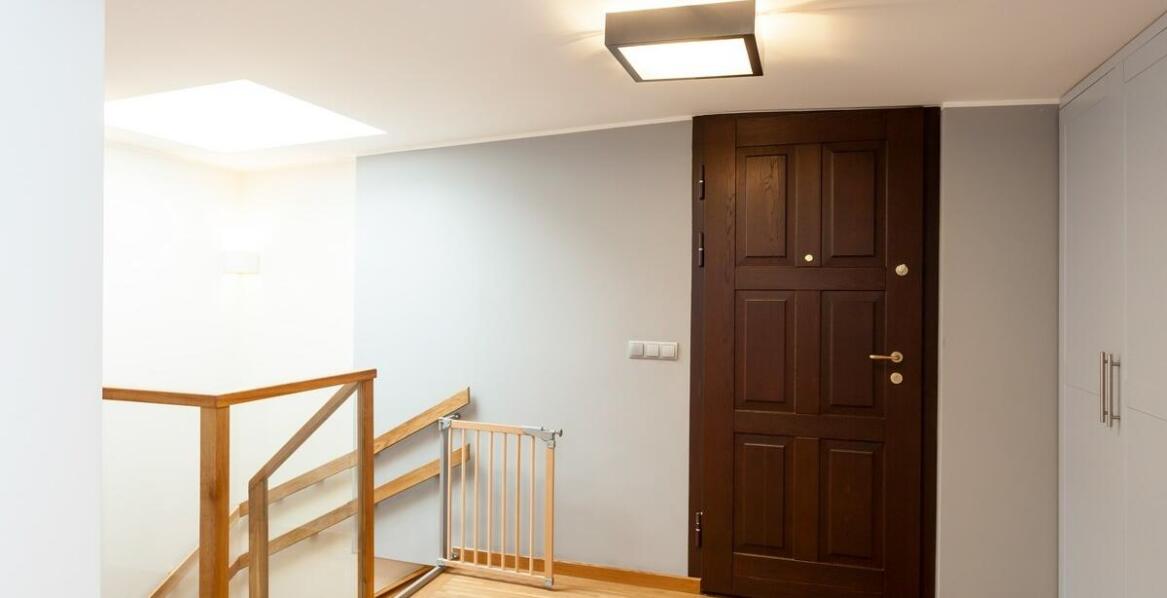 Zastosowanie drewna dębowego w produkcji drzwi i schodów