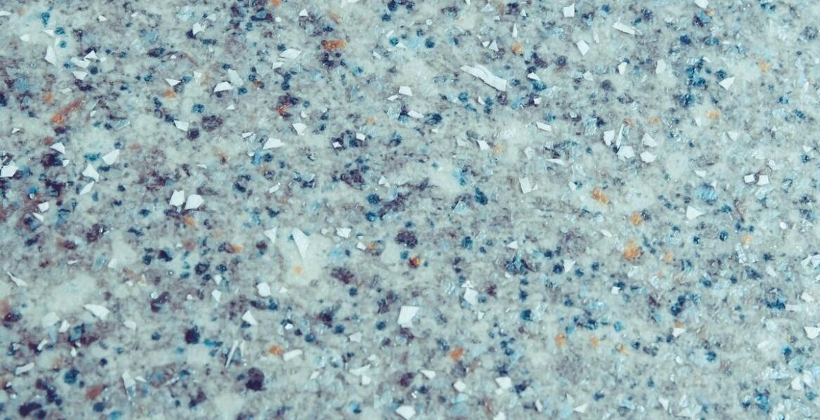 Właściwości antypoślizgowe posadzek epoksydowych dekoracyjnych w łazienkach