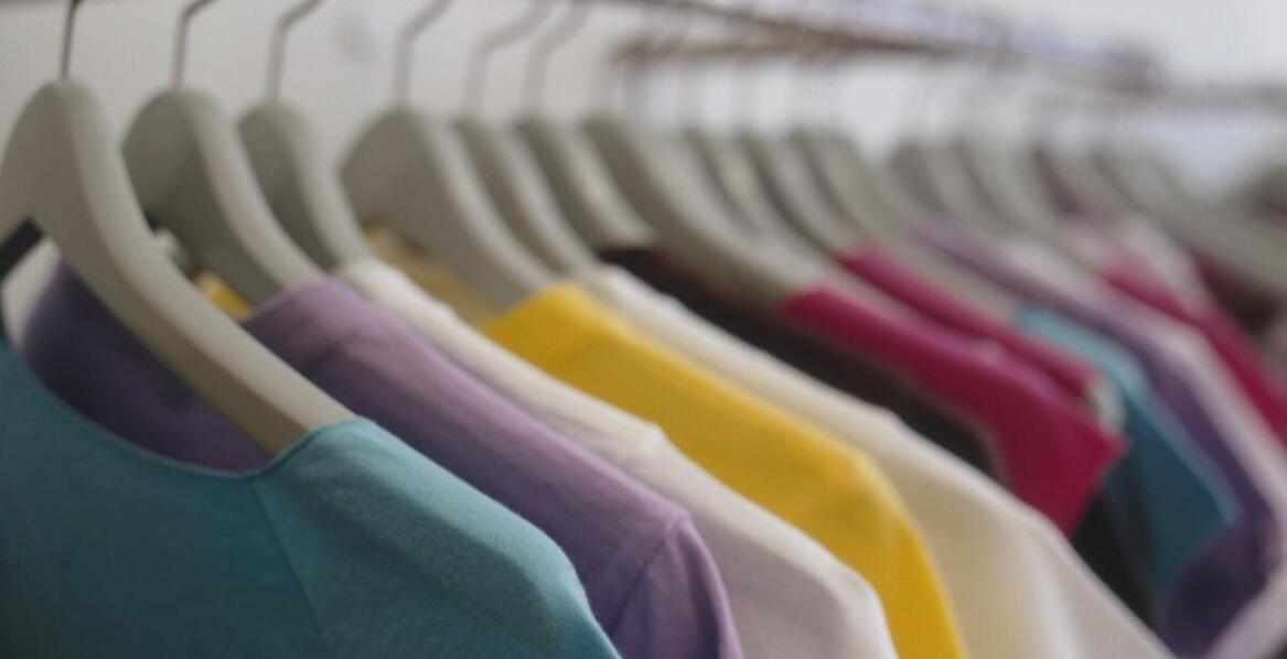 Kolory jesieni: jakie odcienie długich bluz z kapturem są modne teraz?