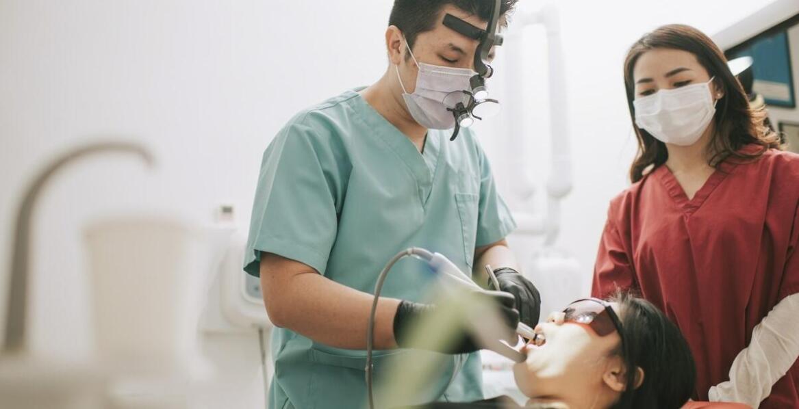 Jakie są zalety holistycznego podejścia w periodontologii?