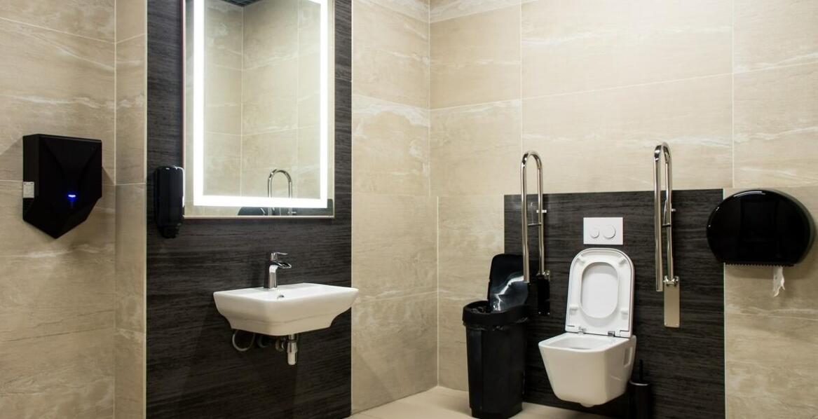 Pisuar metalowy a oszczędność energii: co warto wiedzieć?