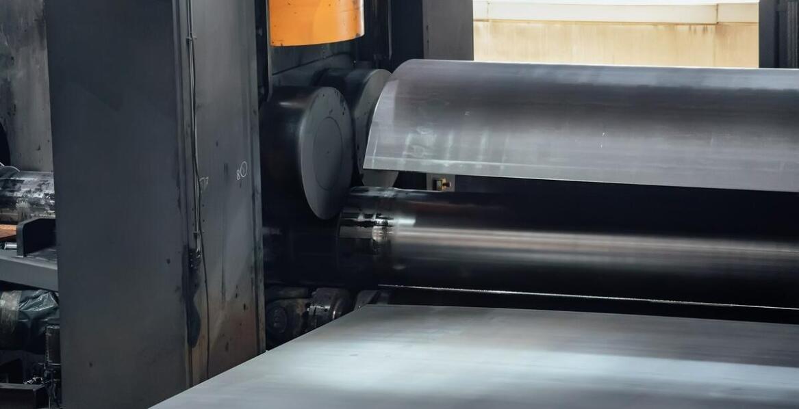 Wpływ zgarniaczy do taśmy na redukcję zużycia energii w przenośnikach