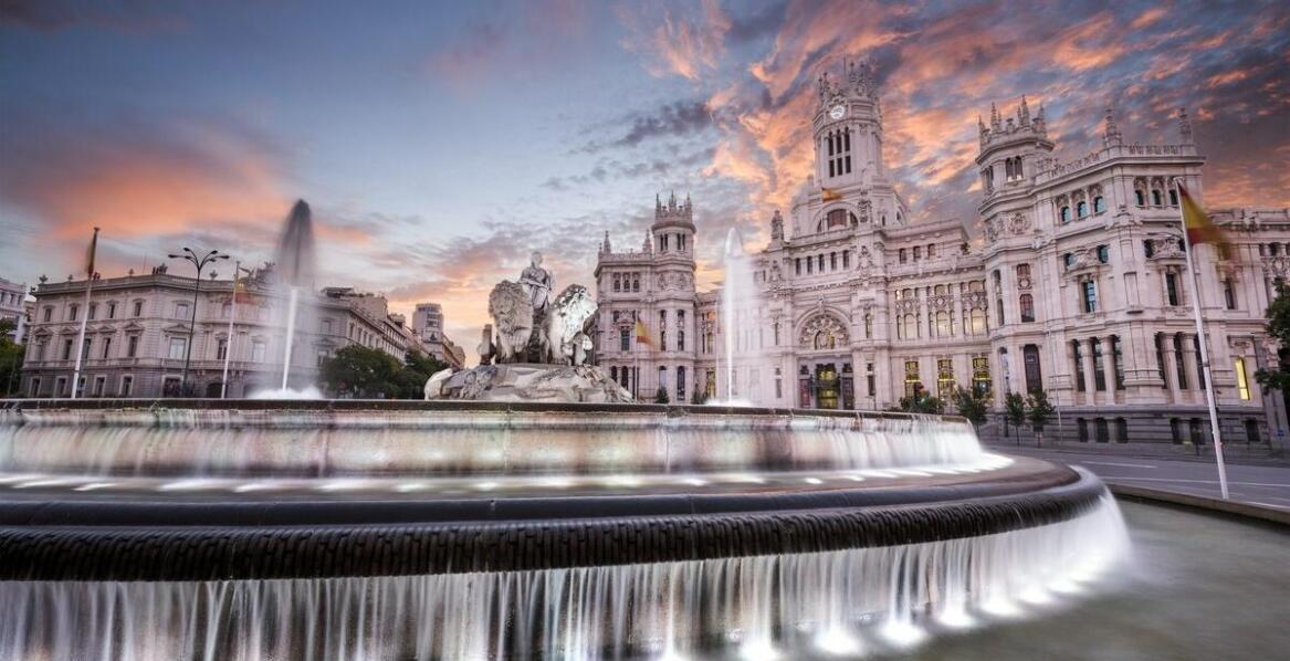 Wpływ fontann pływających z oświetleniem na atrakcyjność przestrzeni biznesowych