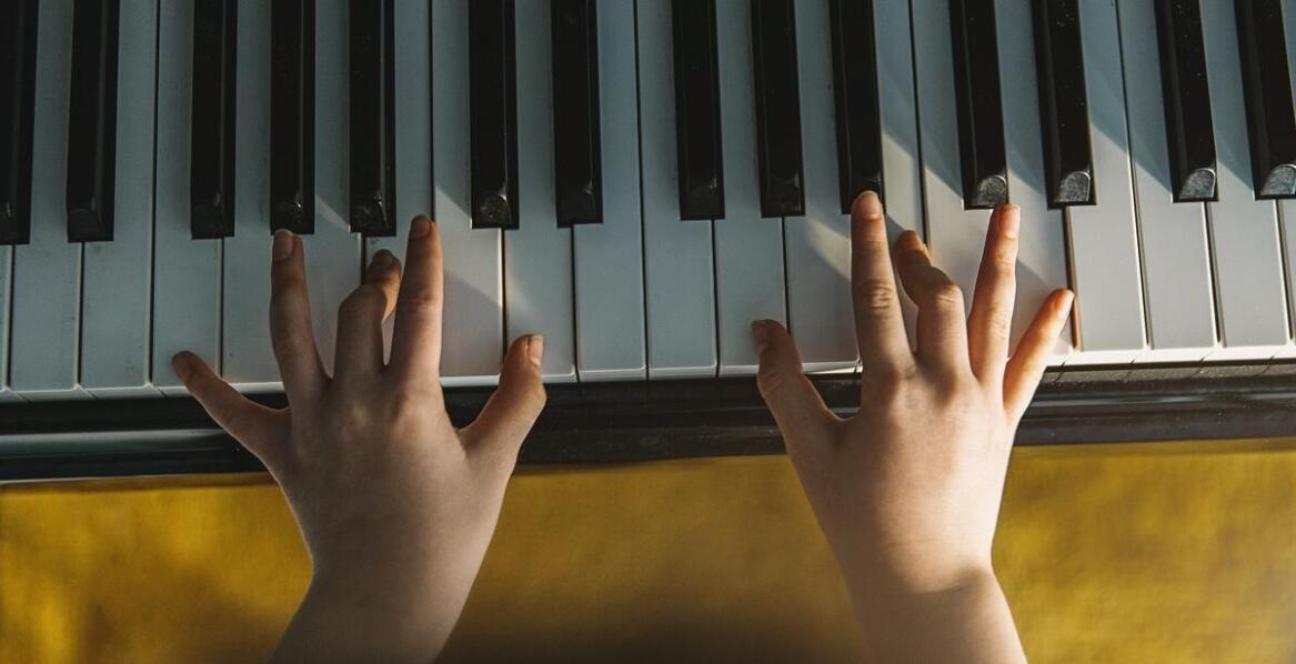 Jakie są różnice między drewnianym a plastikowym pianinkiem dla dzieci?