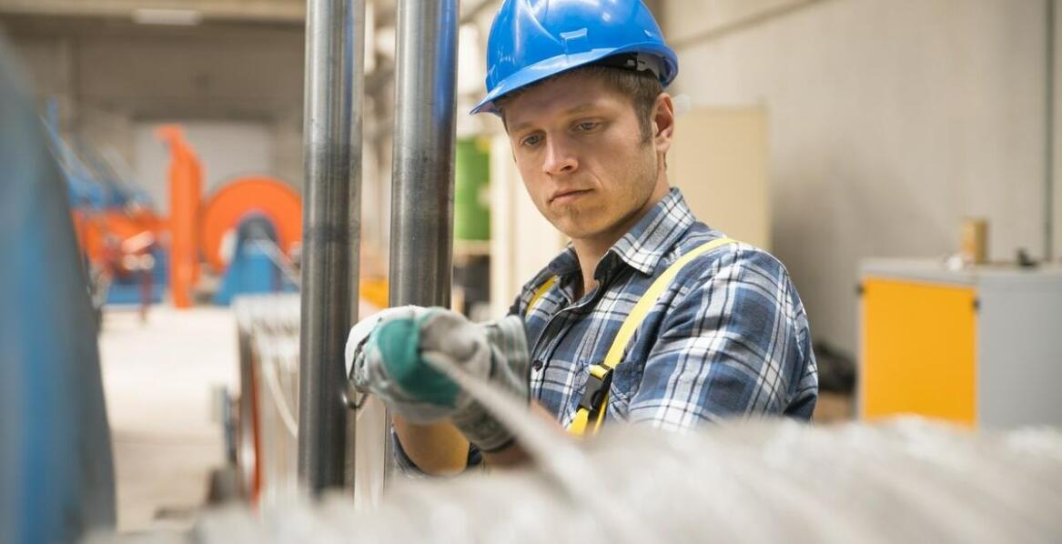 Wpływ agencji pracy na jakość usług elektrycznych i montażowych w branży metalowej