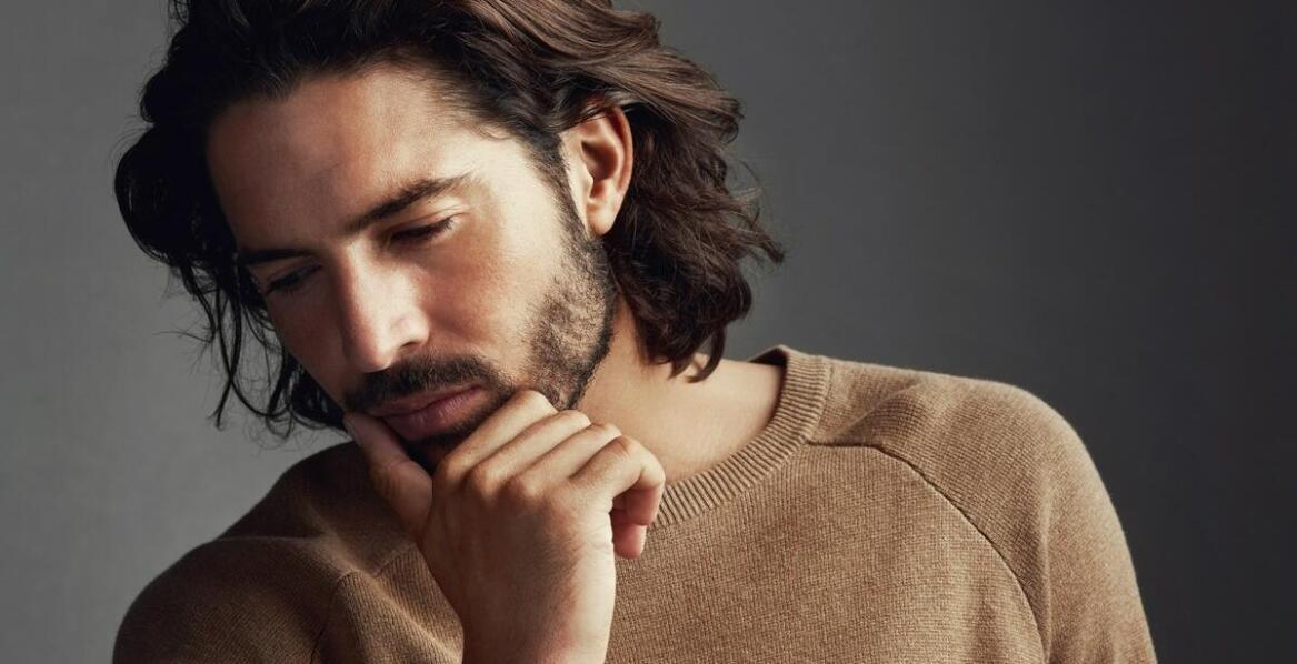 Męskie peruki z długimi włosami jako alternatywa dla tradycyjnych fryzur