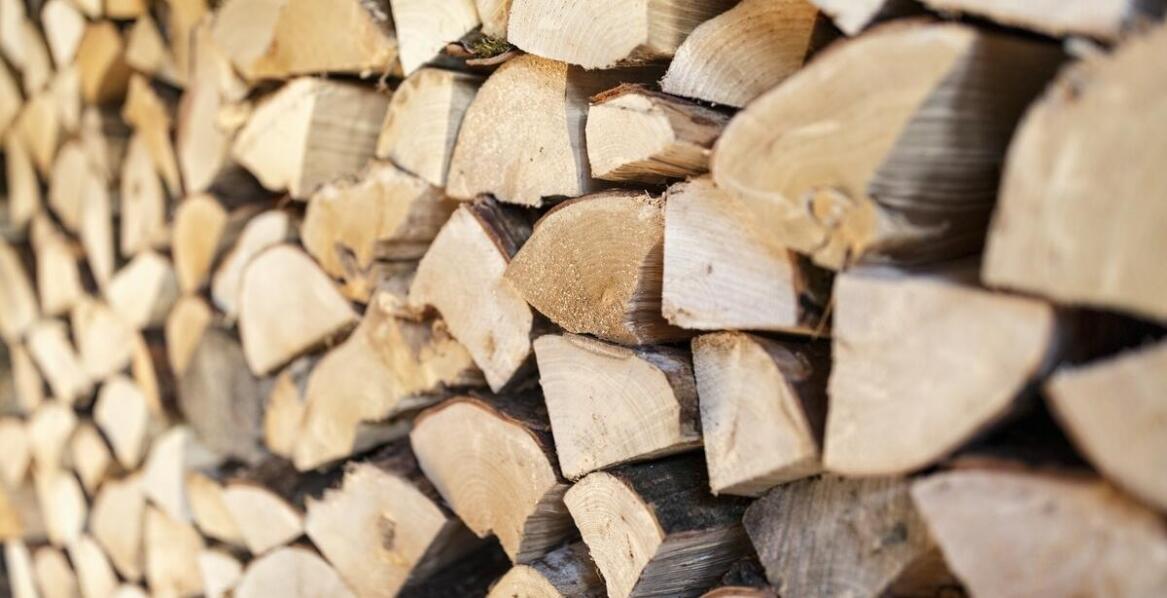 Drewno opałowe w domowych systemach grzewczych – praktyczne porady