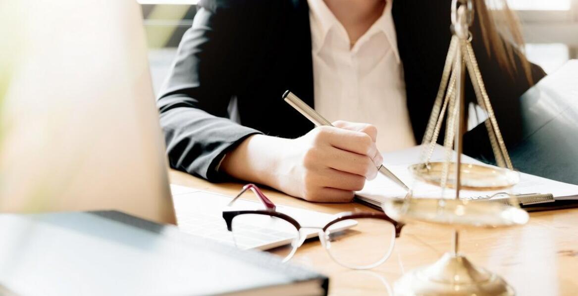 Prawo pracy: jak adwokat może pomóc w sprawach dotyczących dyskryminacji w miejscu pracy?