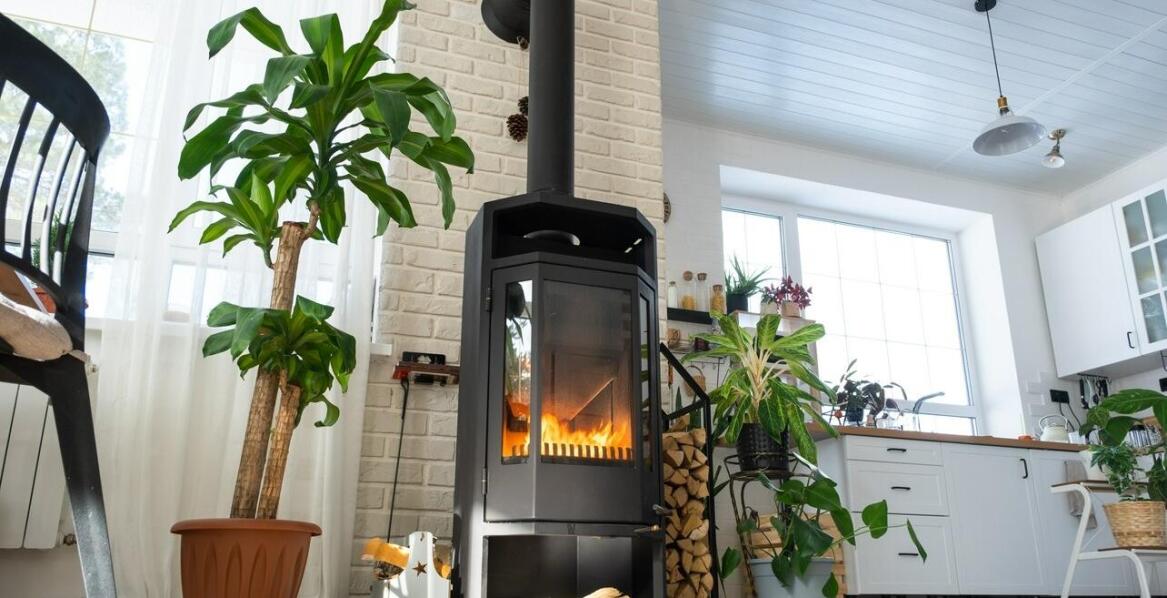 Jakie funkcje oferuje nowoczesny piec 5 klasy na drewno z podajnikiem?