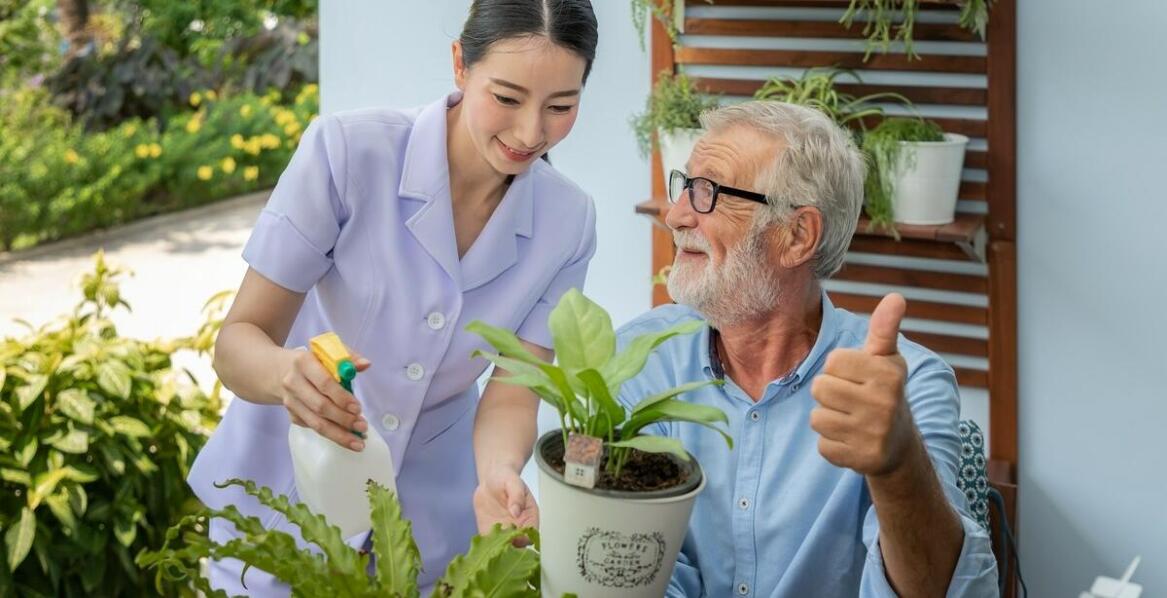 Kompleksowa opieka seniorów a wsparcie w codziennych czynnościach