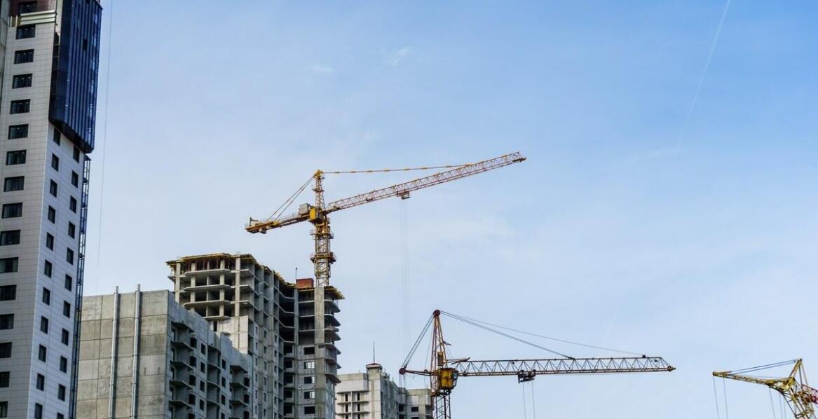 Jak nowoczesne dźwigi wspierają realizację projektów mieszkalnych?