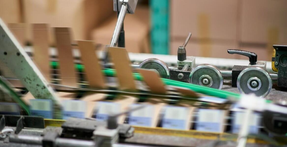 Kluczowe zalety wiązarek w procesie transportu napojów