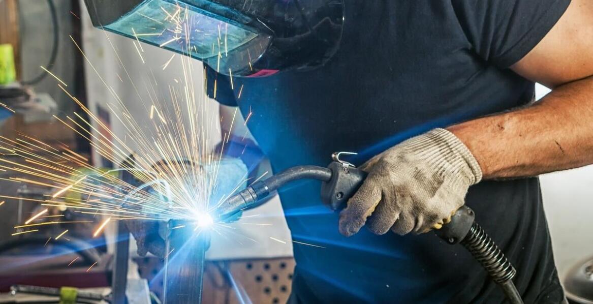 Jakie są kluczowe wyzwania w eliminacji błędów wewnętrznych spoiny podczas spawania gazowego?