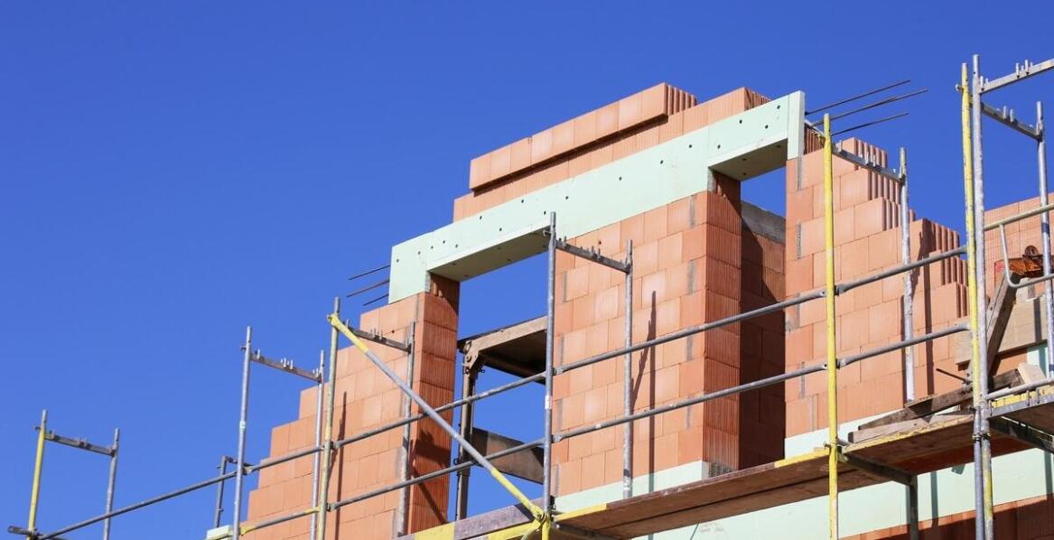 Jakie są kluczowe cechy nadproży betonowych stosowanych w nowoczesnych budynkach?