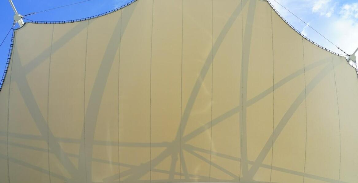 Zastosowanie tkanin technicznych w produkcji nowoczesnych konstrukcji architektonicznych