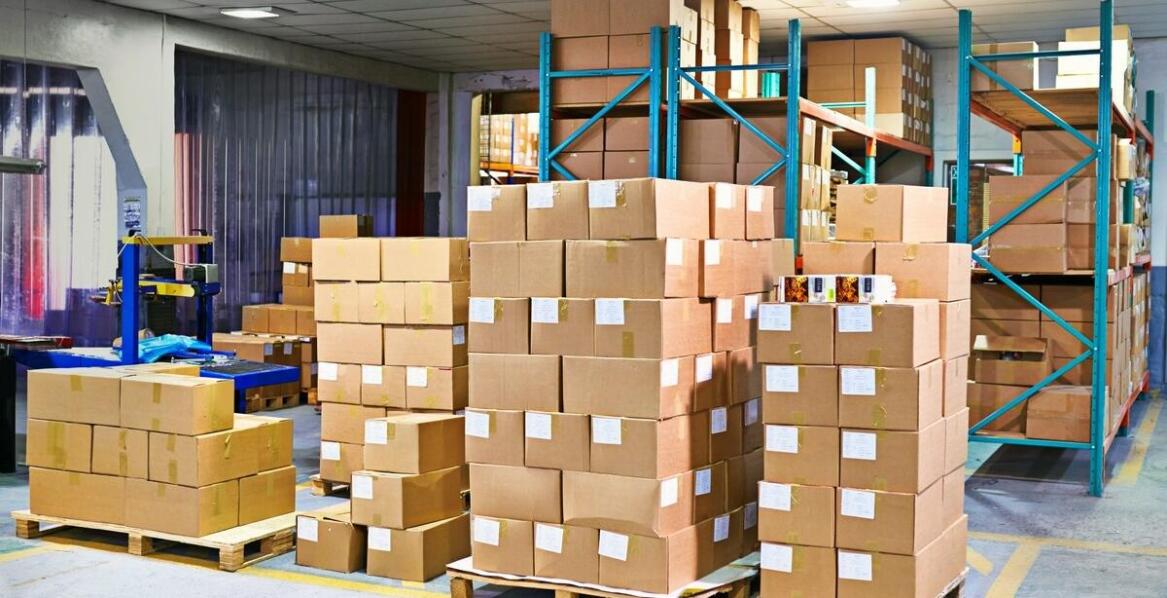 Jak tacki tekturowe poprawiają efektywność pakowania w logistyce?