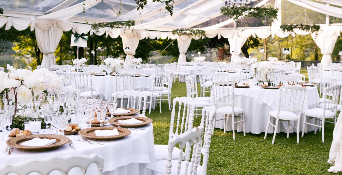 Organizacja plenerowego przyjęcia ślubnego z domem weselnym