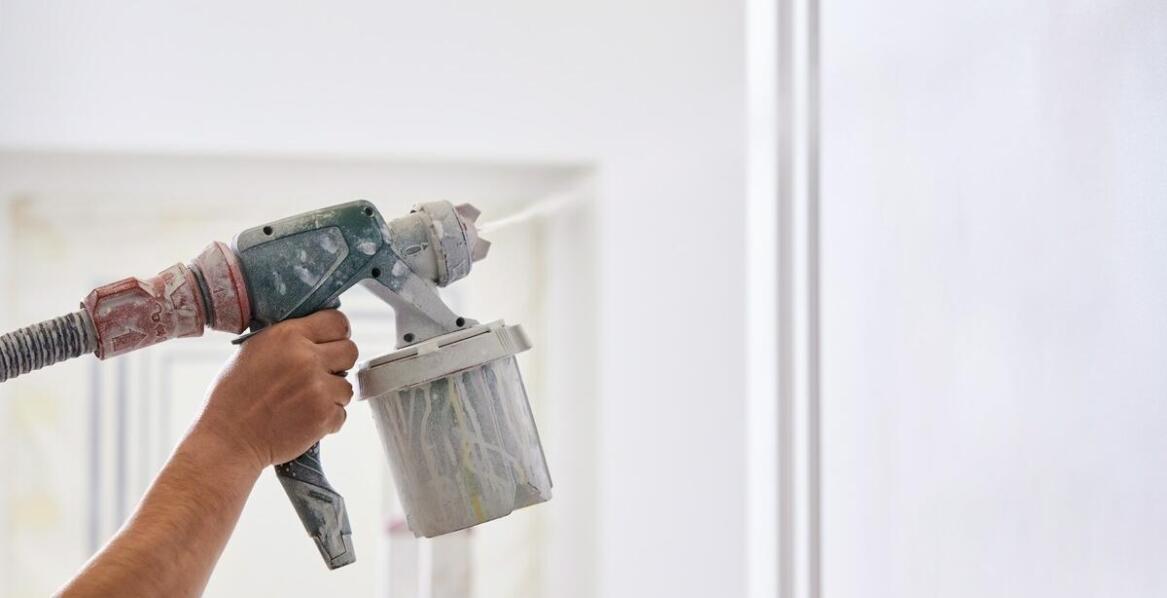 Jakie są zalety lakierowania natryskowego w przestrzeniach komercyjnych?