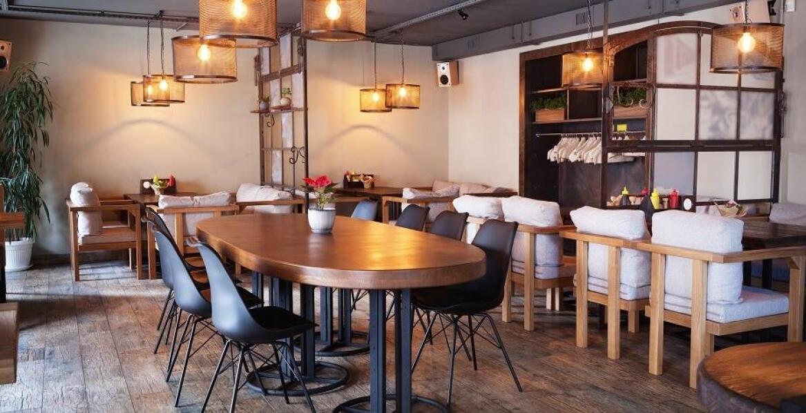 Zastosowanie mebli na zamówienie w restauracjach i kawiarniach