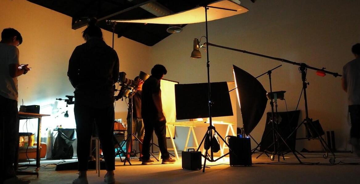 Znaczenie spójności wizualnej w produkcji filmów korporacyjnych