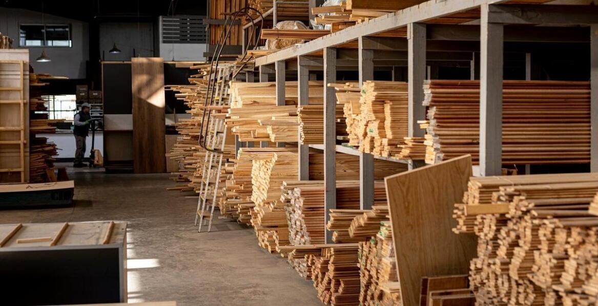 Lamelki stolarskie – jak dostosować ich ilość i opakowanie do potrzeb klienta?