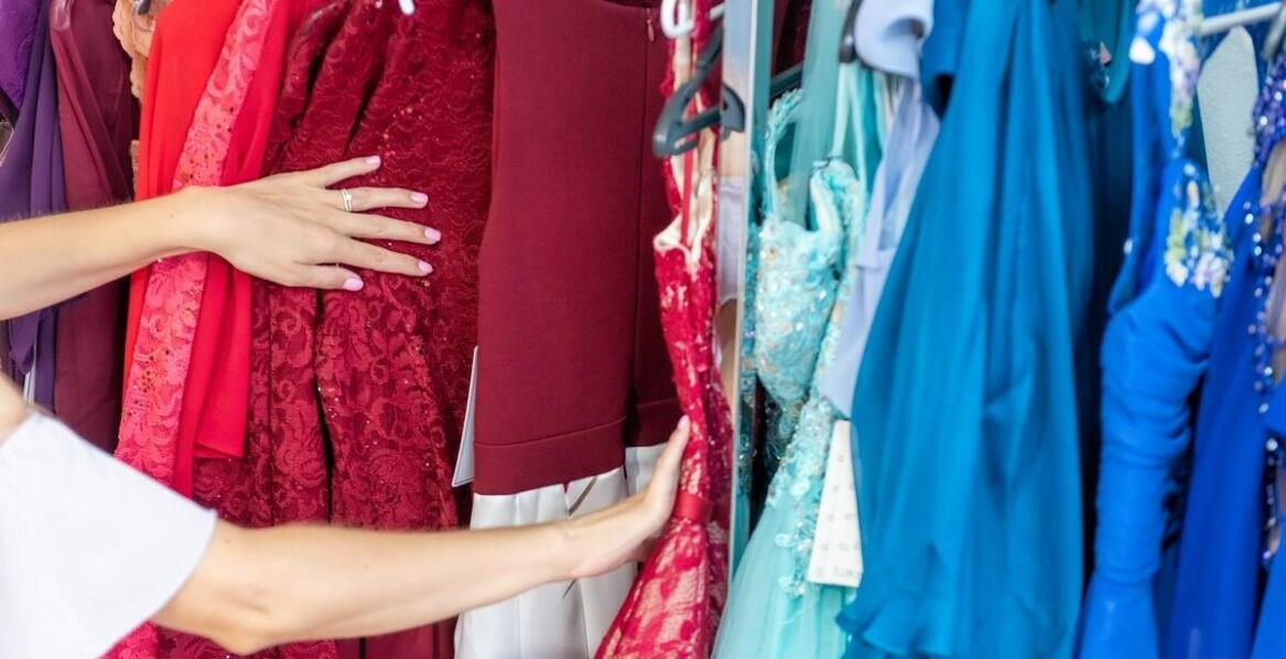 Jakie materiały dominują w modnych sukienkach sylwestrowych dla młodzieży?